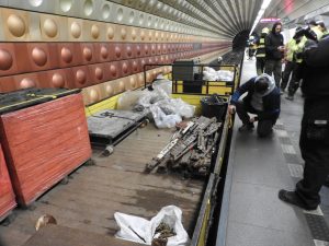 Noční mimořádná událost v metru, kdy se ve stanici Muzeum střetl pracovní vlak se zaměstnancem. Foto: Drážní inspekce