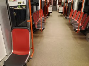 Sedačky italského výrobce Ruspa jsou k vidění v jediném voze souprav M1 jezdících na lince metra C. Foto: Zdopravy.cz