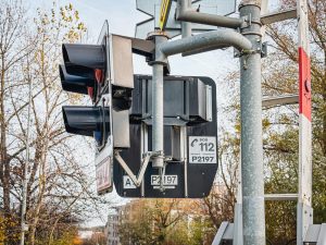 Přejezd označený novými štítky. Pramen: Správa železnic