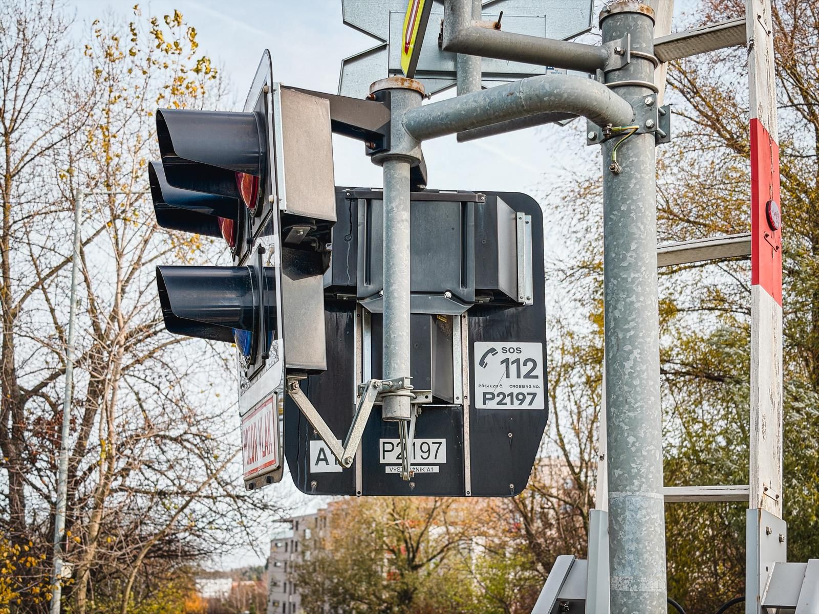Přejezd označený novými štítky. Pramen: Správa železnic