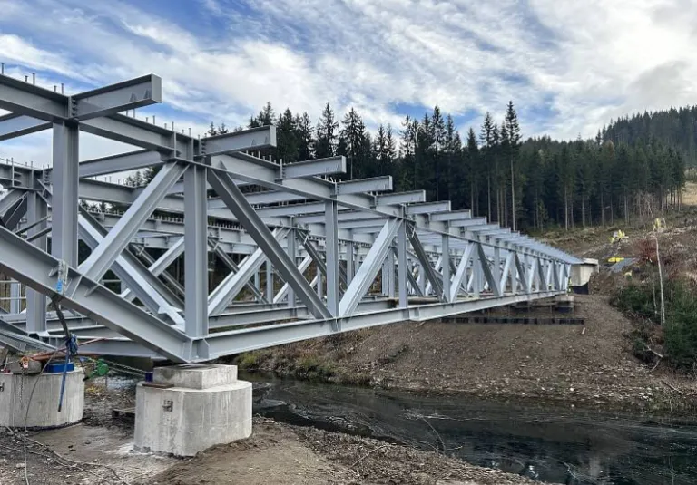 Instalace lyžařského mostu ve Špindlerově Mlýně. Foto: spindl.info