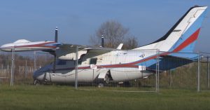 Letoun Mitsubishi MU-2 odstavený na letišti v Hradci Králové. Zdroj: Česká televize