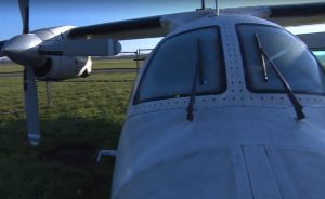 Letoun Mitsubishi MU-2 odstavený na letišti v Hradci Králové. Zdroj: Česká televize