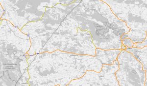 Trať Sknyliv–Mostyska (uprostřed snímku), která projde úpravou na evropský rozchod a umožní tak přímé spojení z Polska až na předměstí Lvova. Zdroj: Open Railway Map