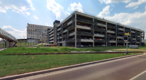 Parkovací dům automobilky Škoda Auto v Mladé Boleslavi. Zdroj: Mapy.cz