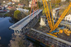 Osazování nové konstrukce na most v Táboře. Pramen: Správa železnic