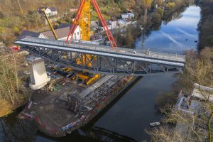 Osazování nové konstrukce na most v Táboře. Pramen: Správa železnic