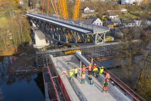 Osazování nové konstrukce na most v Táboře. Pramen: Správa železnic