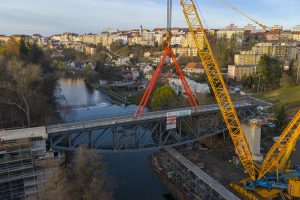 Osazování nové konstrukce na most v Táboře. Pramen: Správa železnic