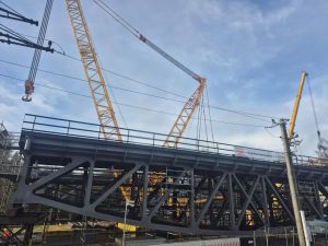 Osazování nové konstrukce na most v Táboře. Pramen: Město Tábor