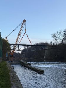 Osazování nové konstrukce na most v Táboře. Pramen: Město Tábor