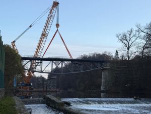 Osazování nové konstrukce na most v Táboře. Pramen: Město Tábor