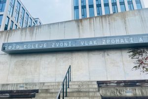 Velkoplošná instalace Variace/Variety od Richarda Loskota u severního podchodu pražského hlavního nádraží. Foto: SŽ