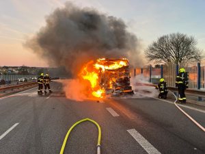 Požár autobusu u Chrastavy.
Zdroj: HZS LBK