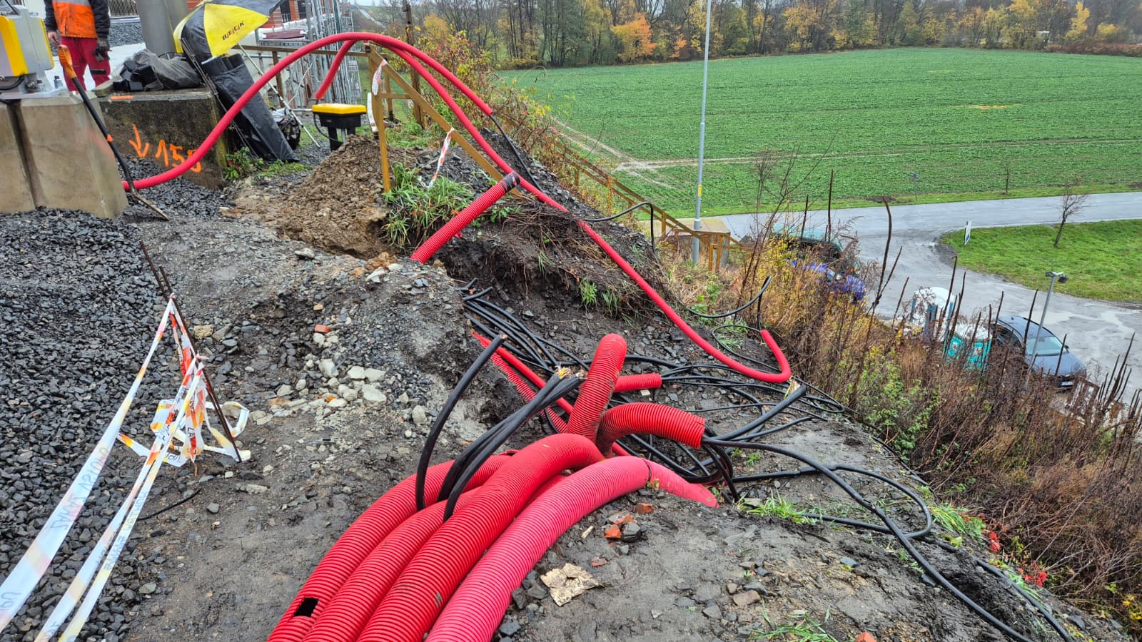 Poškozené kabely mezi stanicemi Lipník nad Bečvou a Drahotuše. Foto: SŽ