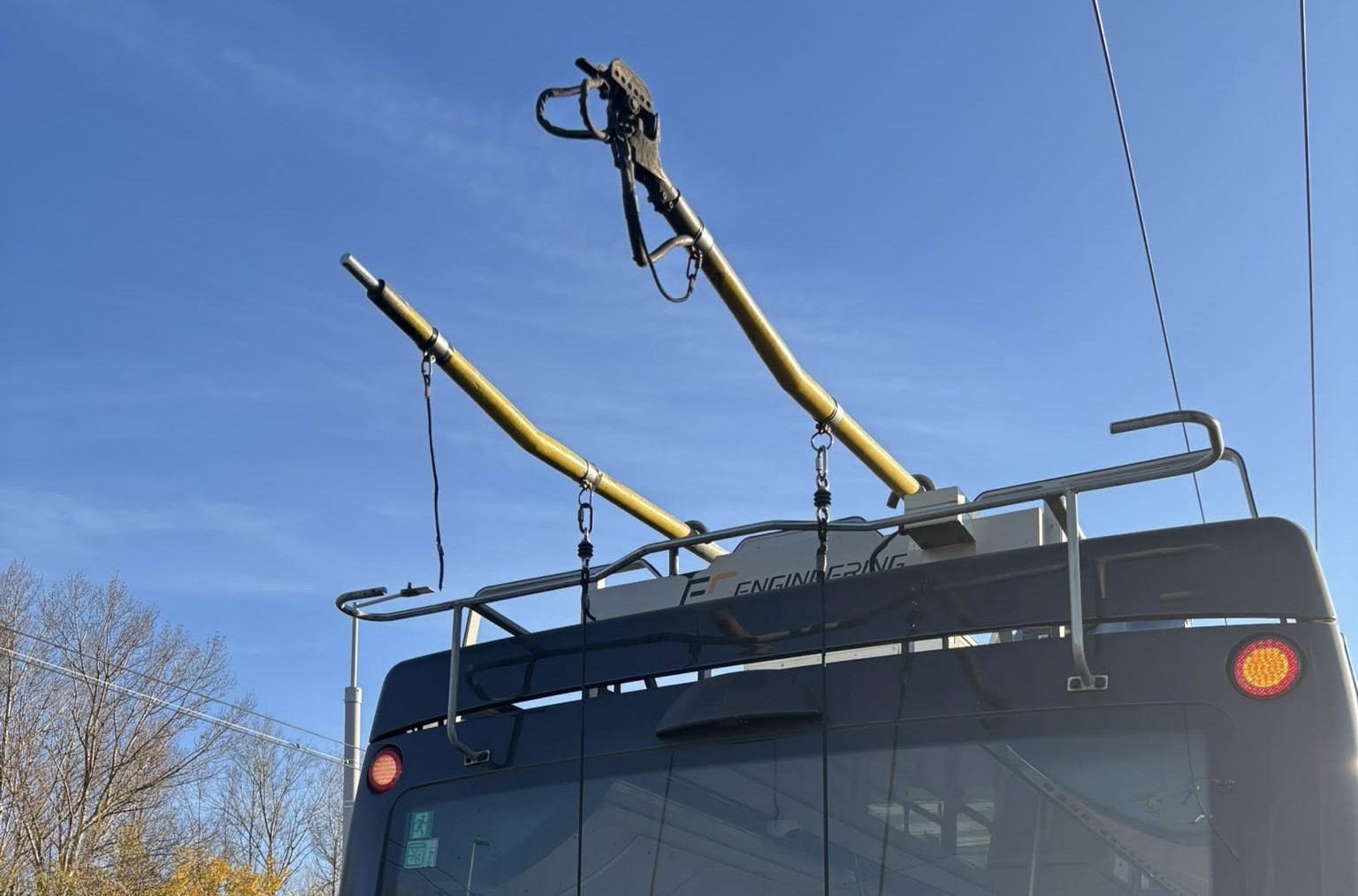 Odpadlá botka sběrače trolejbusu SOR v pražských Čakovicích: Foto: René Hnilička