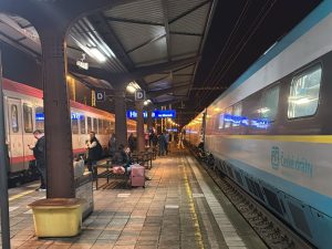 Vlaky čekající v Hranicích. Foto: čtenář Zdopravy.cz