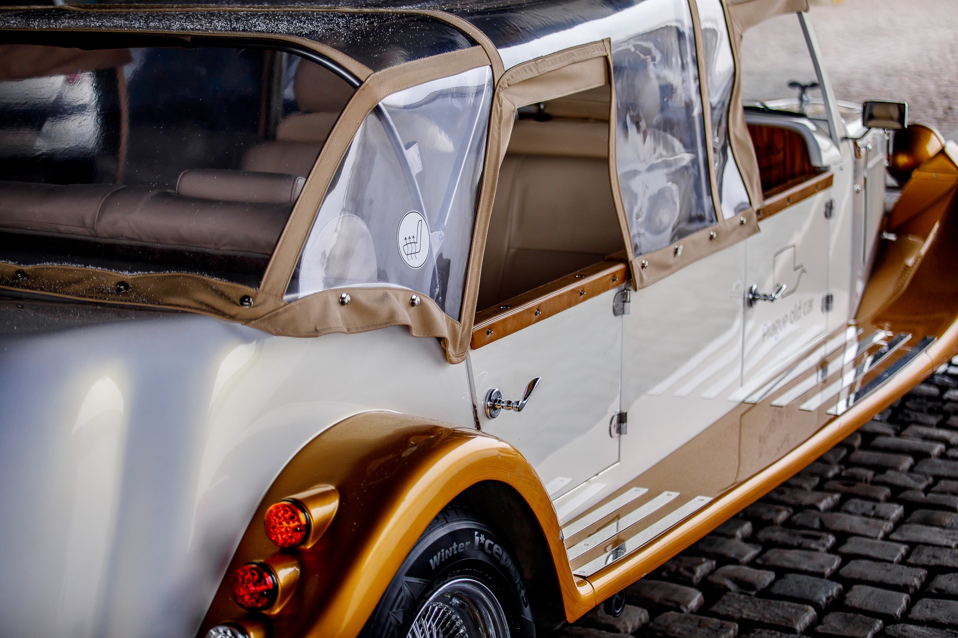 Napodobenina historického vozu pro okružní jízdy po Praze. Foto: Prague Old Car