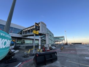 Práce na modernizaci stání u prstu C na Letišti Praha. Pramen: Strabag