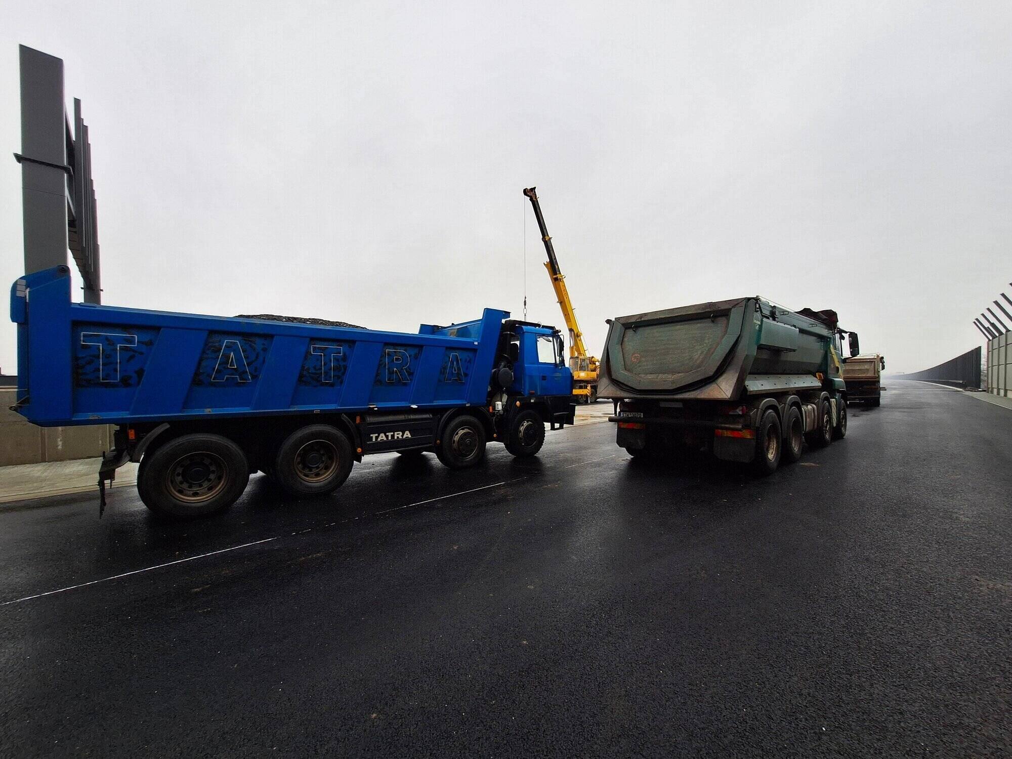 Zatěžkávací zkouška na estakádě nového úseku D1. Zdroj: ŘSD