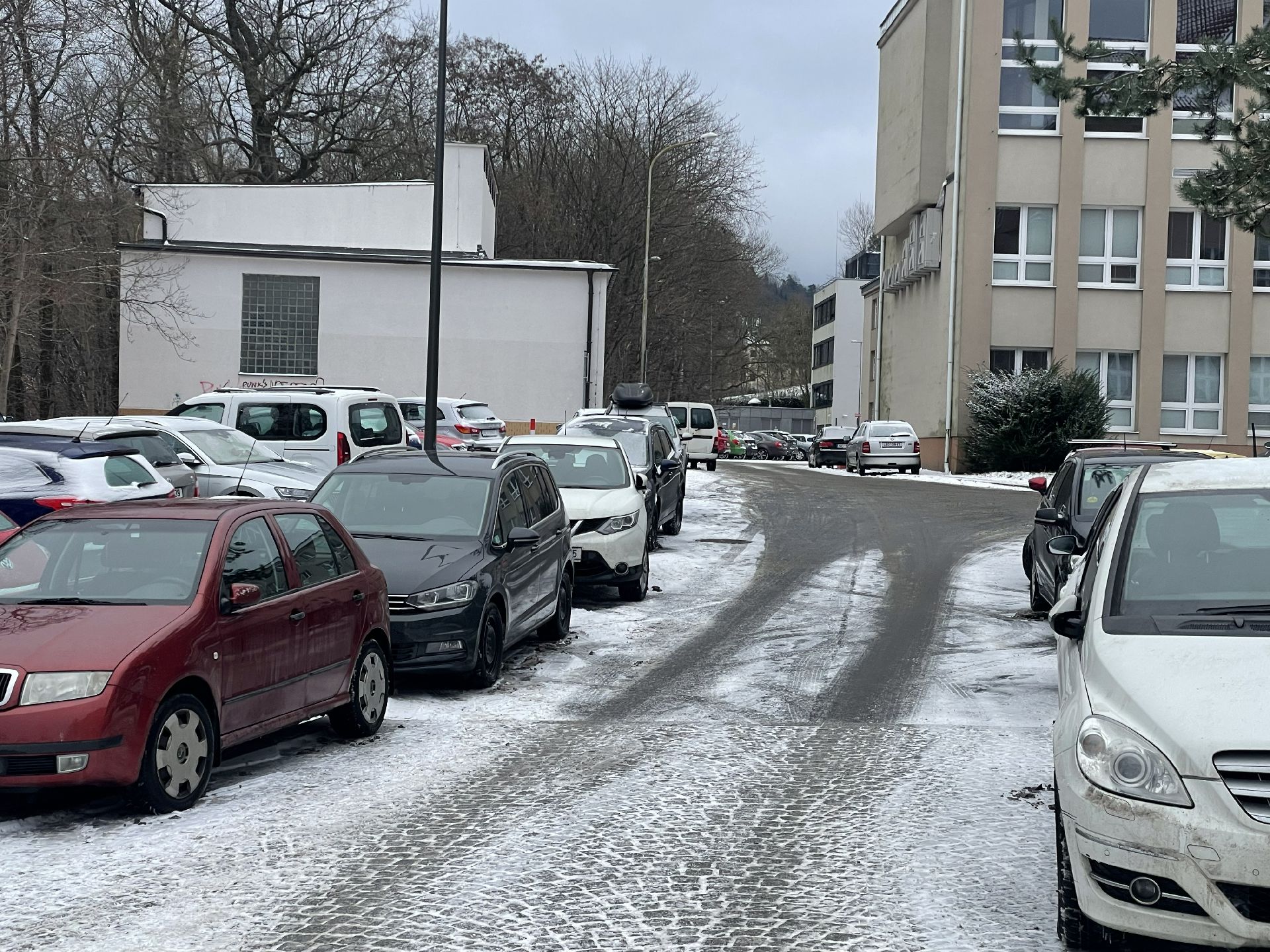 Parkování u Technické univerzity v Liberci. Foto: Jan Sůra / Zdopravy.cz