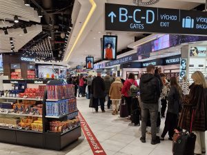 Fronta čekajících cestujících na pasové kontroly terminálu 1 pražského letiště. Foto: Zdopravy.cz / Vojtěch Očadlý