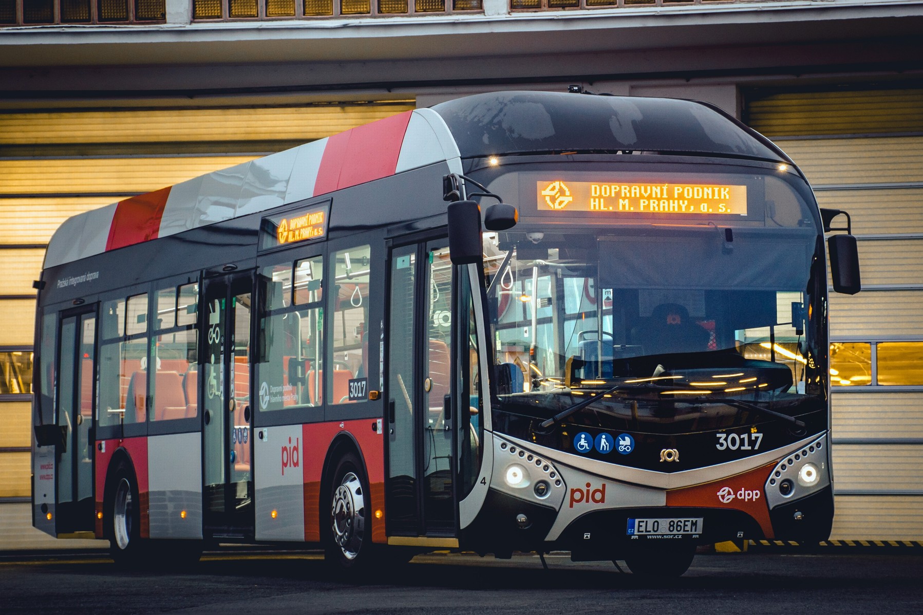 Elektrobus SOR ENS 12 ve službách DPP. Foto: DPP Jakub Lachout