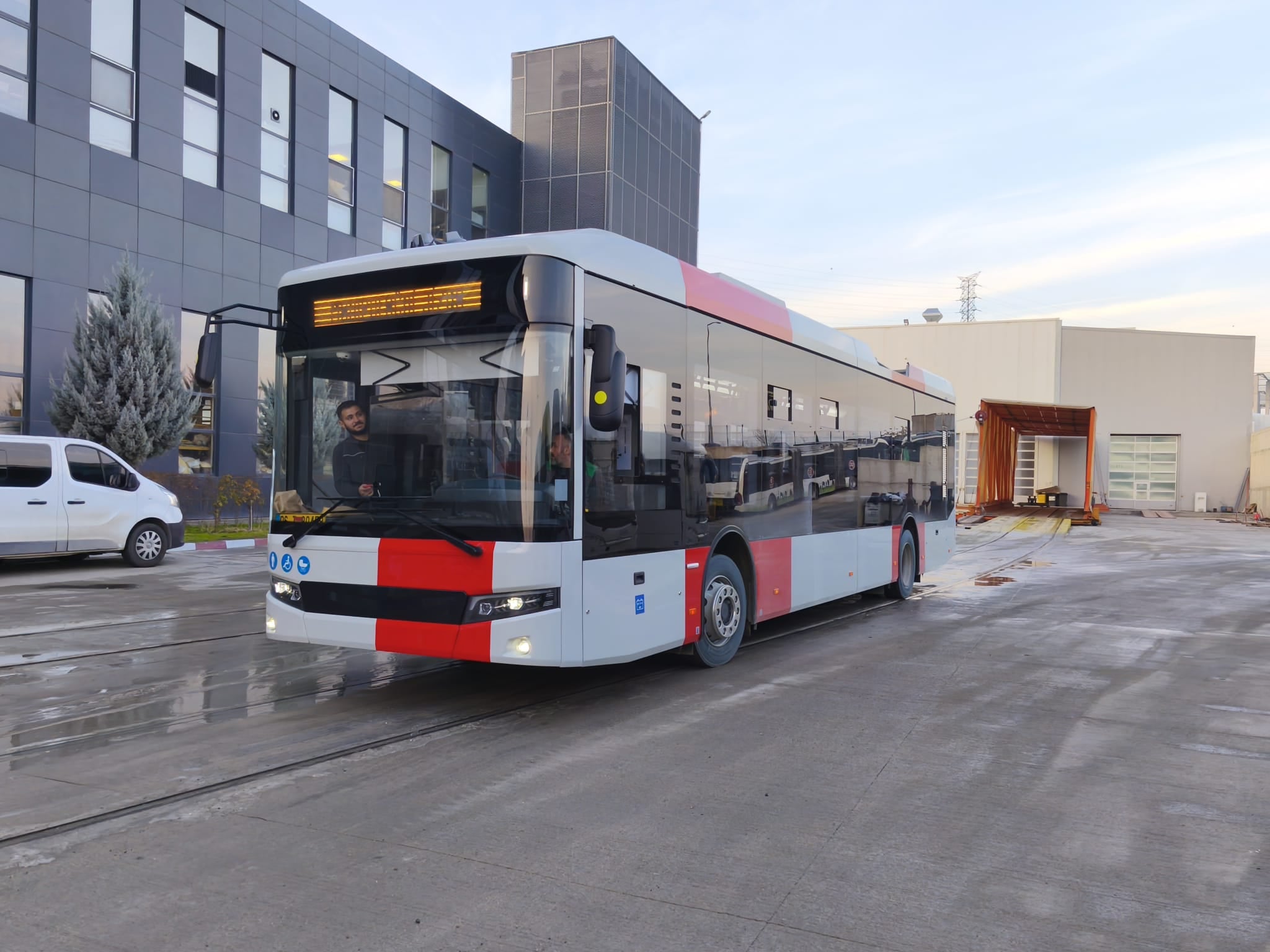 První trolejbus Bozankaya v barvách PID. Foto: Bozankaya