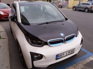 Parkování elektromobilu na modré zóně v Praze (ilustrační foto). Zdroj: Zdopravy.cz