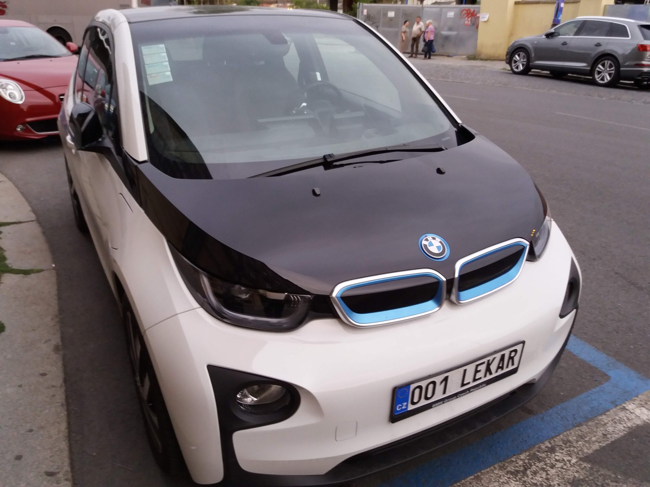 Parkování elektromobilu na modré zóně v Praze (ilustrační foto). Zdroj: Zdopravy.cz