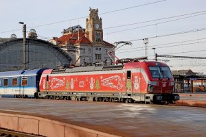 Lokomotiva Siemens Vectron ve vánočním polepu. Foto: České dráhy