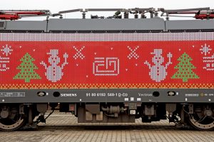 Lokomotiva Siemens Vectron ve vánočním polepu. Foto: České dráhy