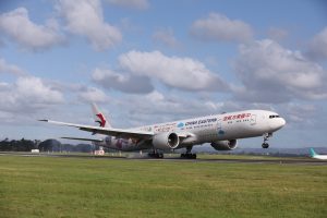 Boeing 777-300ER China Eastern Airlines přistává v Aucklandu. Foto: Auckland Airport