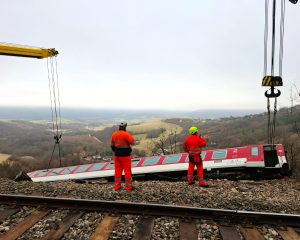 Odstranění poškozeného vozu ze svahů u Rožňavy. Zdroj: ZSSK
