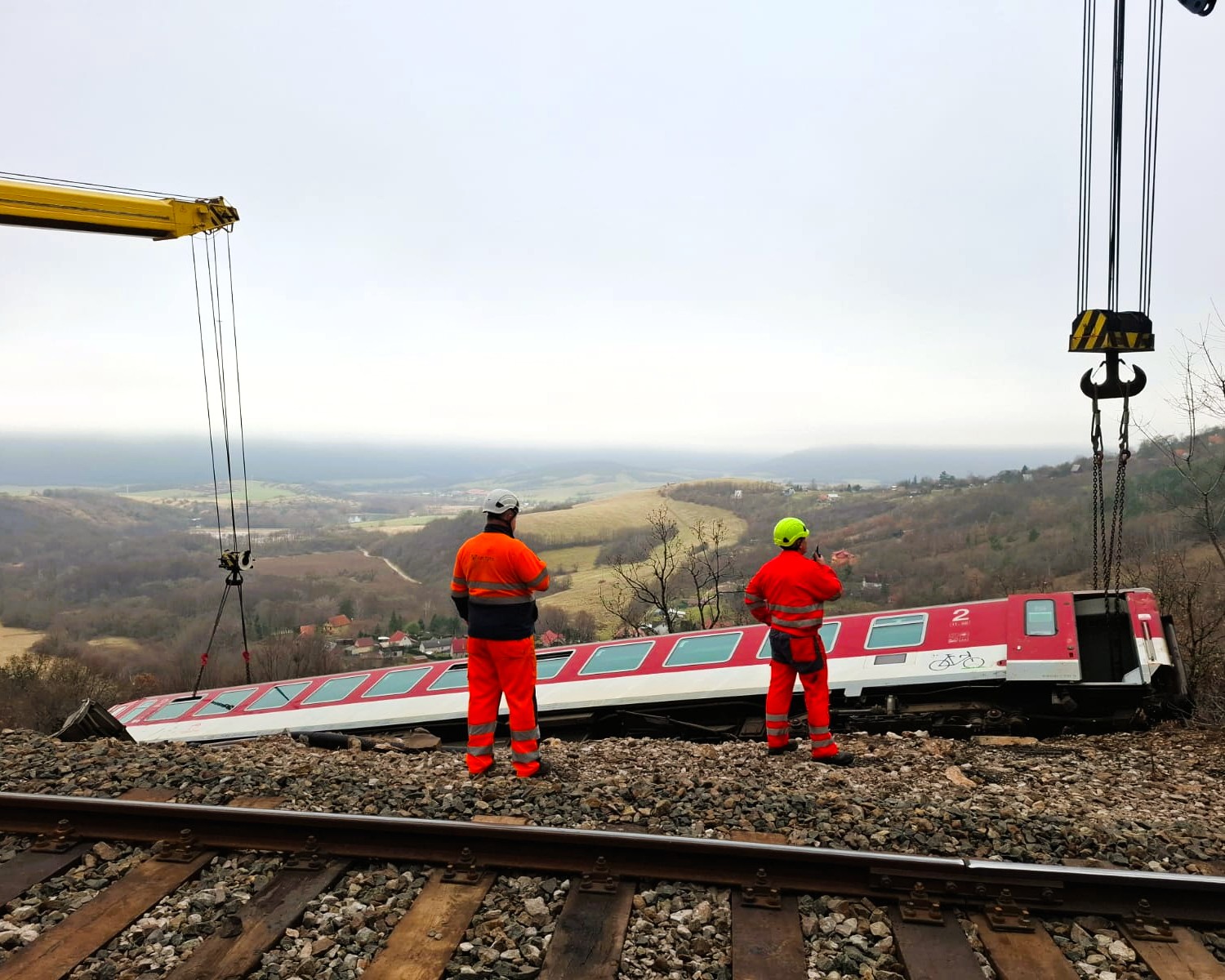 Odstranění poškozeného vozu ze svahů u Rožňavy. Zdroj: ZSSK