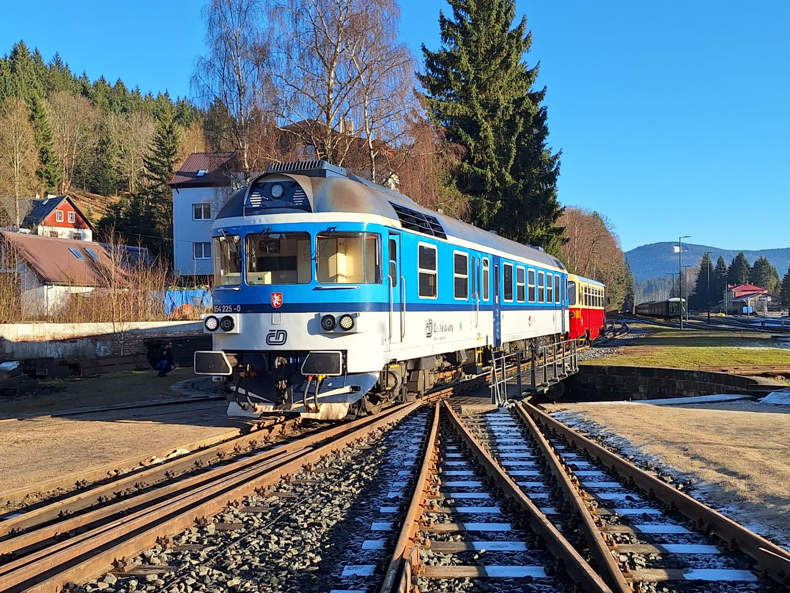Motorový vůz 854.225 v Kořenově. Foto: Železniční společnost Tanvald