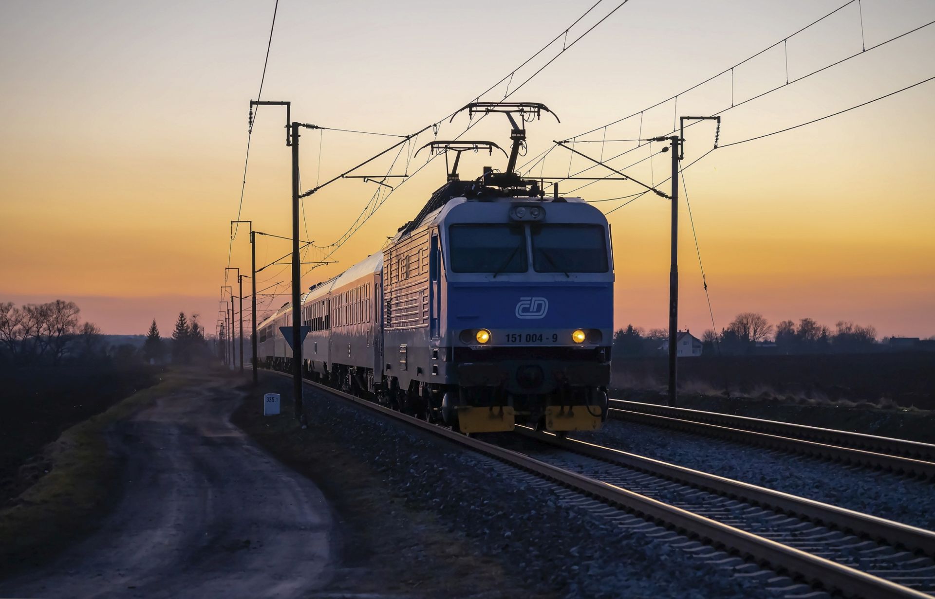 Lokomotiva 151.004 v čele rychlíku R951, Kamenné Zboží. Autor: Miroslav Boška