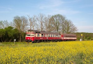 Motorák 854.021 na spěšném vlaku Sp1532, odbočka Obora. Autor: Miroslav Boška