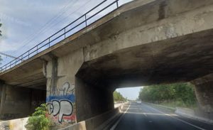 Železniční most přes D10 u Staré Boleslavi. Foto: Google Street View