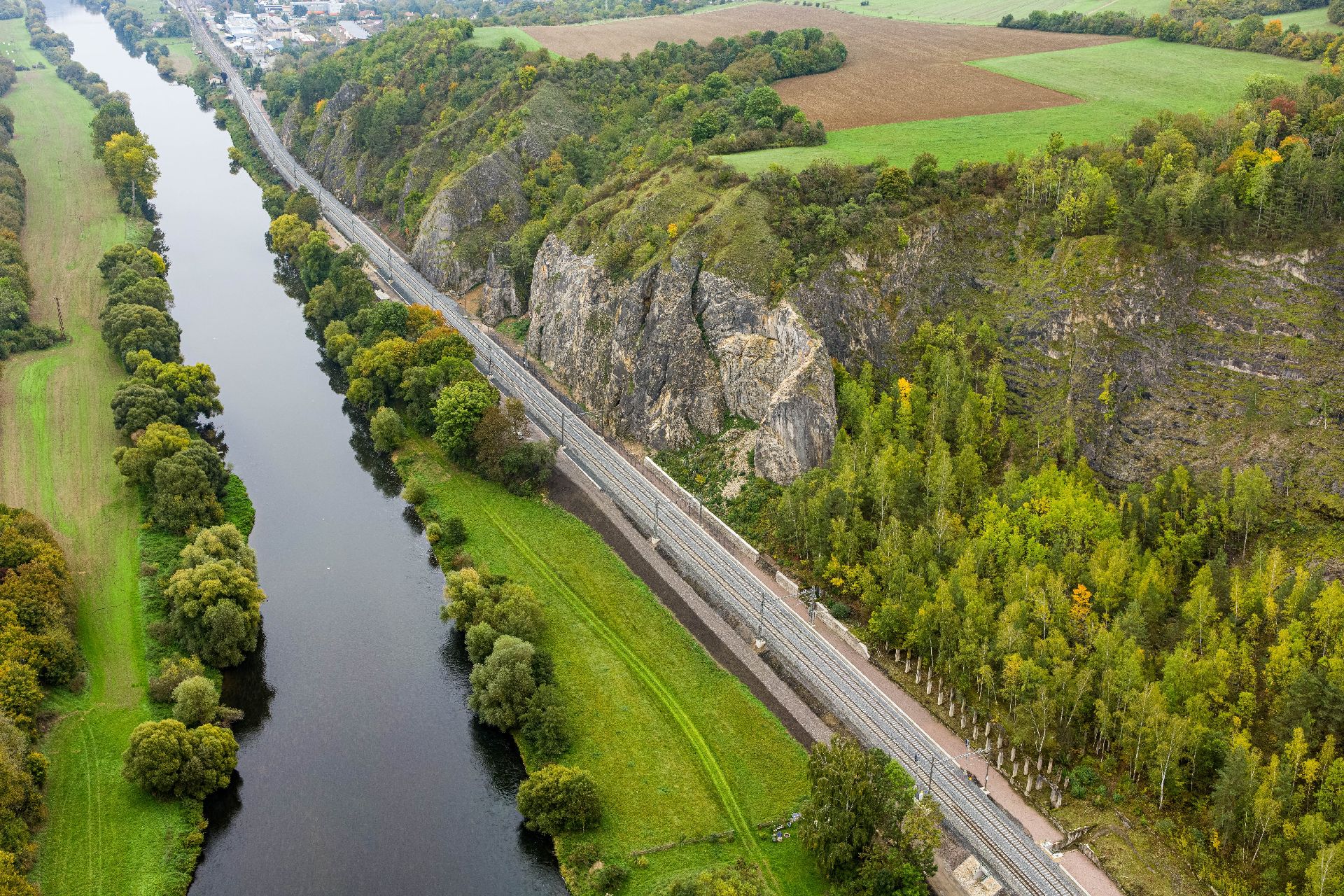 Modernizovaný úsek Karlštejn - Beroun. Foto: Správa železnic