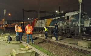 Vlak Gepard Expressu v péči policie ve Vratislavi. Pramen: Gepard Express