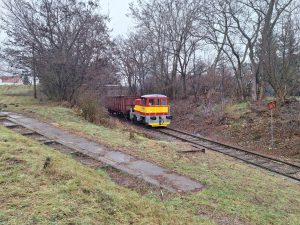 Hevlínská dráha s Prasátkem a nákladním vagonem (5. 12. 2025). Pramen: Hattrick Transport