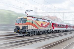Lokomotiva Siemens Vectron v čele expresu Bratislava - Košice. Foto: ZSSK