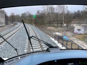 První vlak na po dlouhé výluce na trati z Liberce do Žitavy.  Výjezd z Chrastavy směr Hrádek nad Nisou. Foto: Jan Sůra / Zdopravy.cz