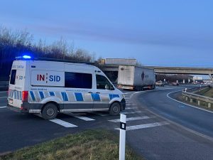Inspekce silniční dopravy v akci na D11. Autor: Zdopravy.cz/Ondřej Kubala