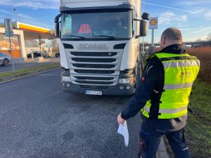 Inspekce silniční dopravy v akci na D11. Autor: Zdopravy.cz/Ondřej Kubala