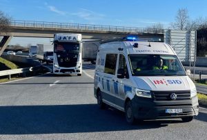 Dodávka INSID navádí kamion na odpočívku ke kontrole. Autor: Zdopravy.cz/Ondřej Kubala