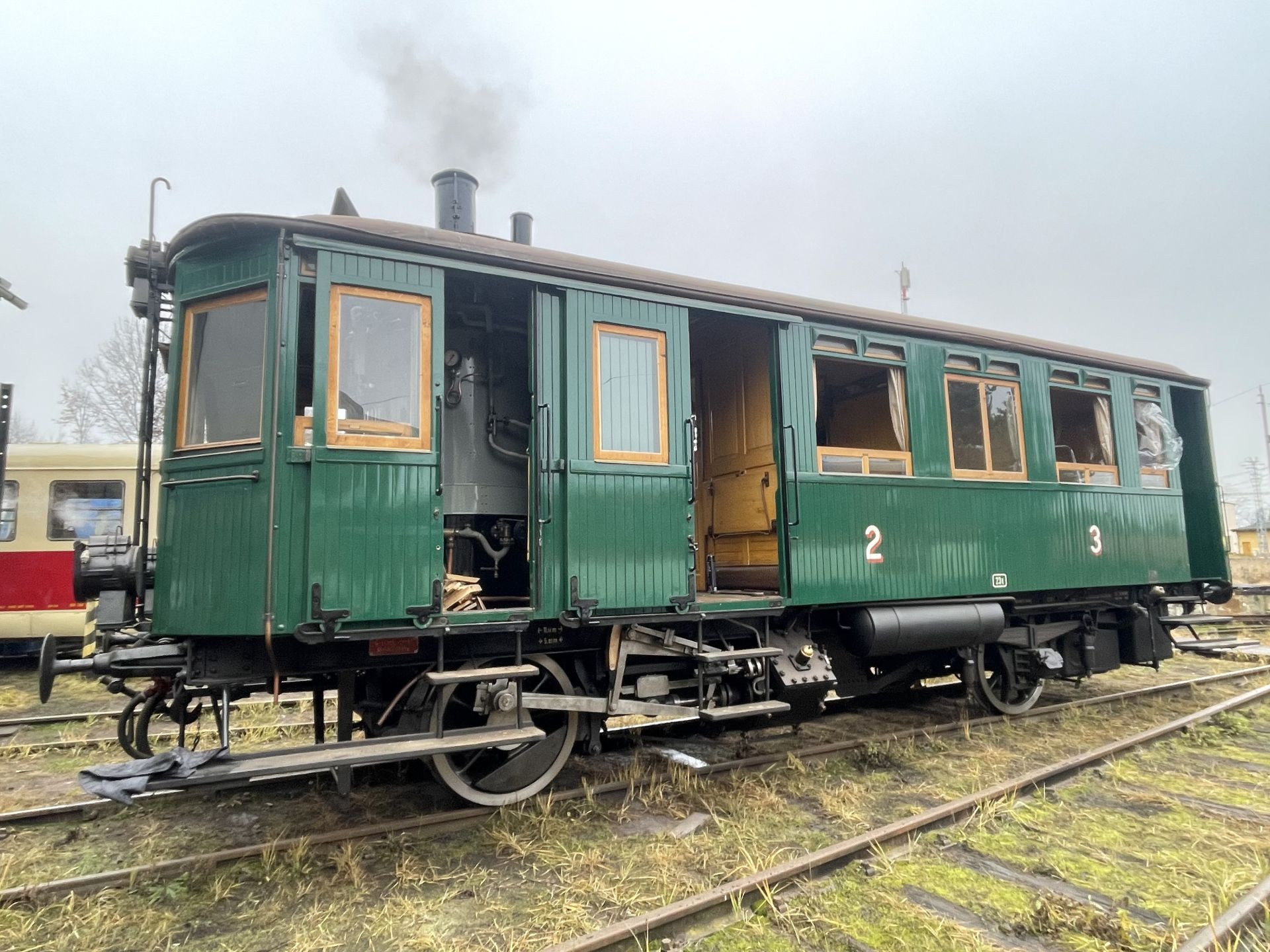 Parnímu vozu Komarek se po čtyřech letech zakouřilo z komína. Autor: Zdopravy.cz/Jan Šindelář