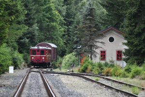 Nádraží Kovářská s opravenou vechtrovnou a Hurvínek. Pramen: Archiv Štěpána Macháčka