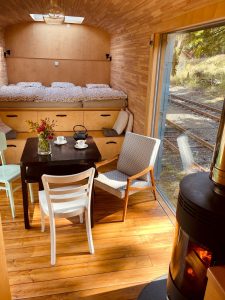 Nádraží Kovářská nabízí ubytování v přestavěných hytlákách. Pramen: Archiv Štěpána Macháčka